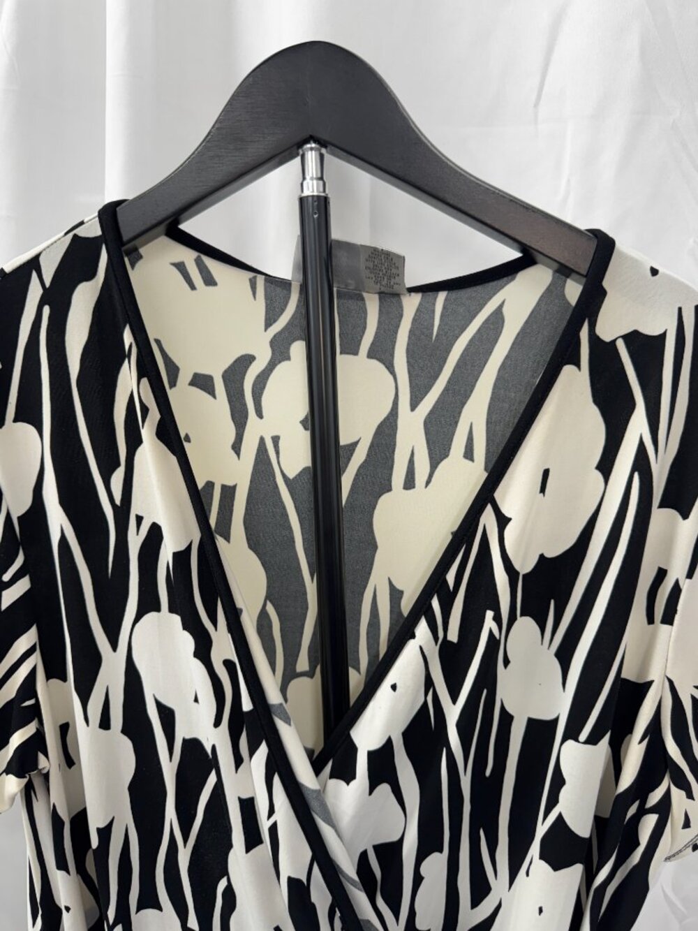 Chicos Black White Abstract Floral Faux Wrap Knee Length Dress Sz L - Picture 4 of 15